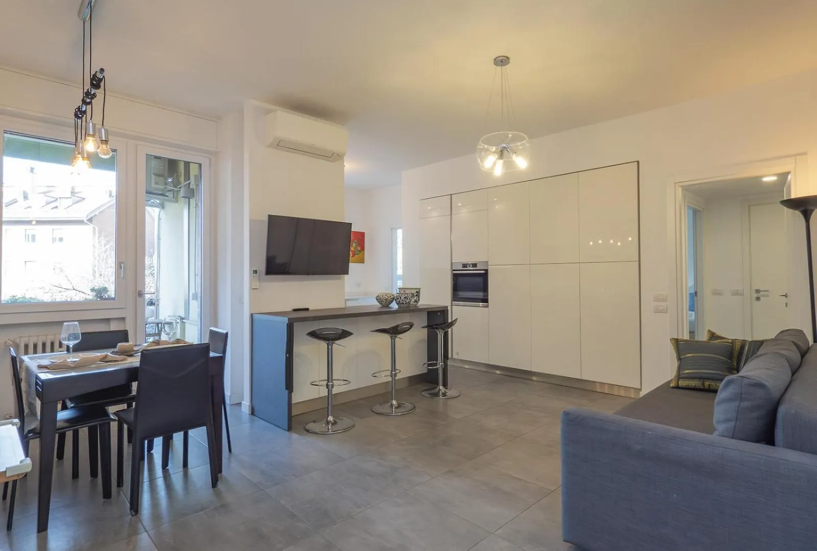 Modern 3 Bedroom With Balcony Steps From San Siro By Rentopolis Milán 0*,  Itálie